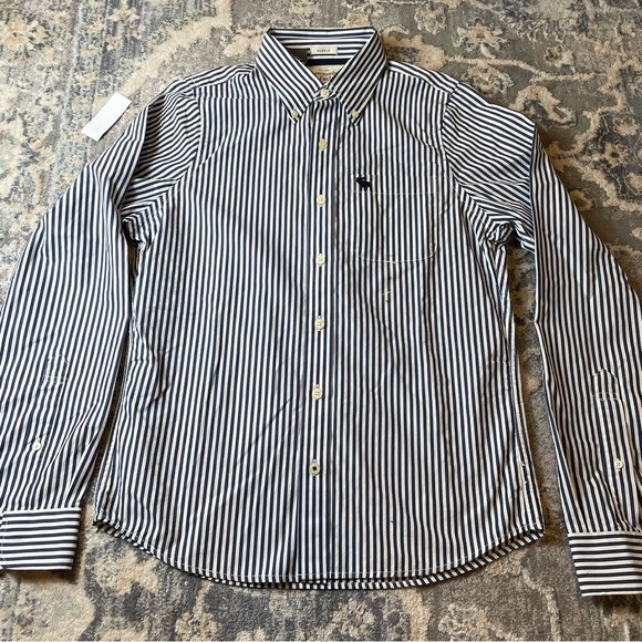 Abercrombie & Fitch Blue and White Casual Button Down Shirt NEW - Picture 1 of 5